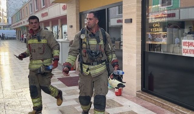 Hatay'da iş yerinde çıkan yangın itfaiye ekiplerince söndürüldü