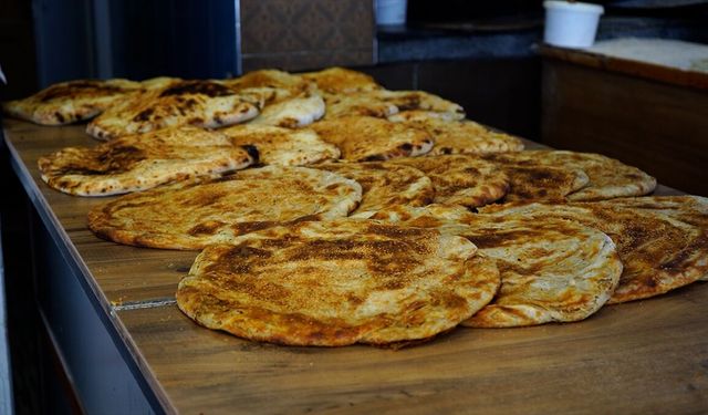 Isparta'da kadınların fırıncılık geleneği 'hamursuz ekmeği' ile yaşatılıyor