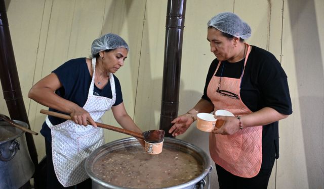 Kadirli'de vatandaşlara aşure ikramı yapıldı