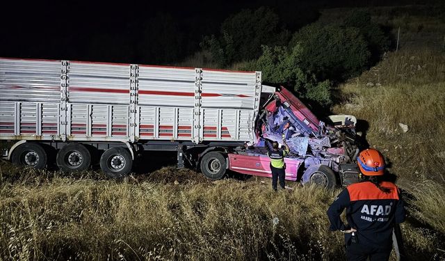 Kahramanmaraş'ta şarampole devrilen tırın sürücüsü yaralandı