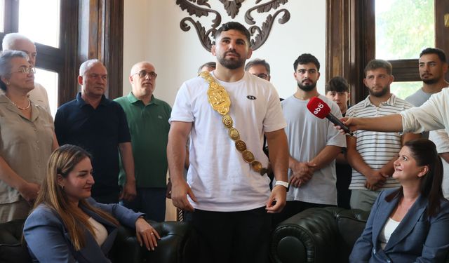 Kırkpınar'da başpehlivan olan Taş, çocukluk hayalini gerçekleştirmenin mutluluğunu yaşıyor