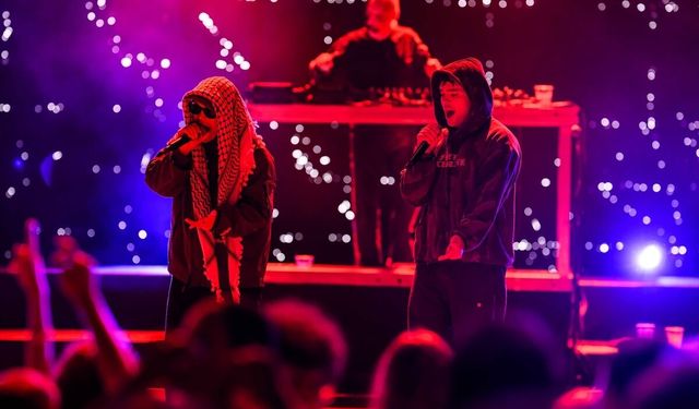 Kneecap konserinde sahne ekranlarına 'Filistin'e Özgürlük' mesajı yansıtıldı