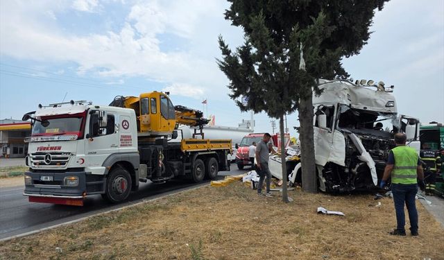 Mersin'de 2 tırın çarpışması sonucu 1 kişi yaşamını yitirdi