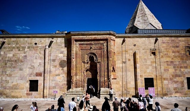 Motif motif işlenen taşlarda gölgeler yüzyıllardır kıyama duruyor