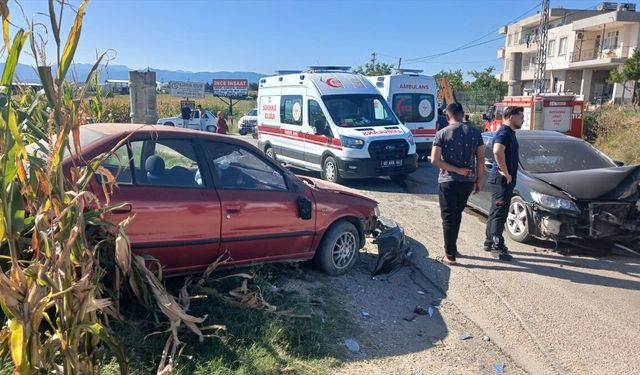 Osmaniye'de iki otomobilin çarpıştığı kazada 5 kişi yaralandı