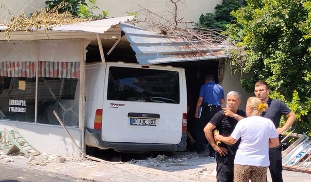 Osmaniye'de kazaya karışan minibüsün kıraathaneye girmesi sonucu 1 kişi öldü, 3 kişi yaralandı
