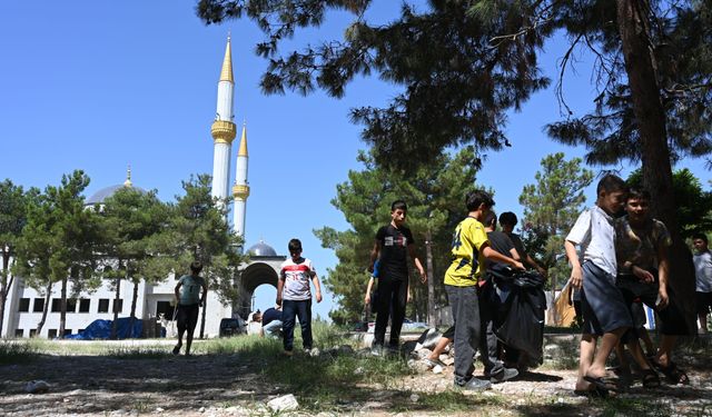 Osmaniye'de Kur'an kursu öğrencileri ormanı temizledi