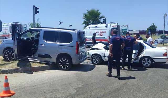 Osmaniye'de otomobille hafif ticari aracın çarpıştığı kazada 3 kişi yaralandı