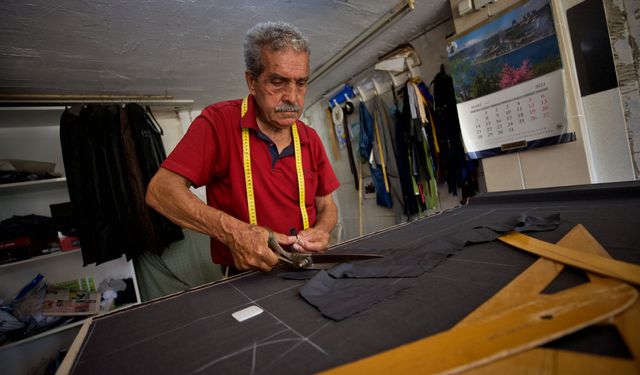 Osmaniyeli terzi 67 yıldır makası elinden bırakmıyor