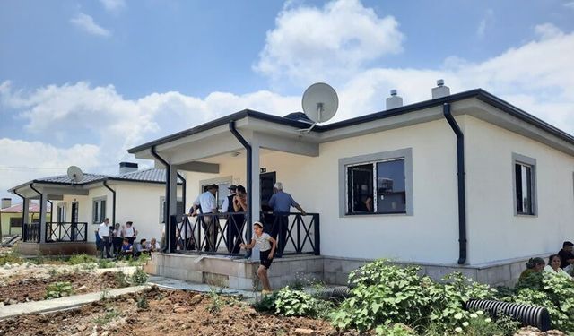 Tomruksuyu'nda Köy Evleri Hak Sahiplerine Teslim Edildi