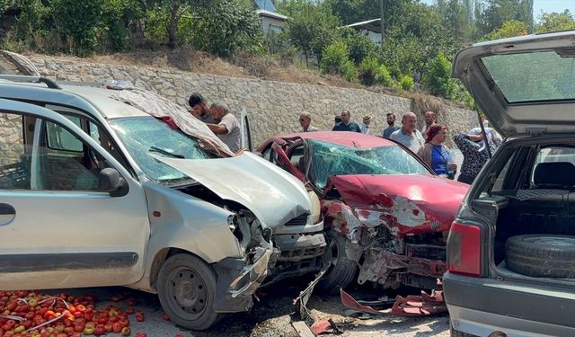 Adana'da 3 aracın karıştığı trafik kazasında 2 kişi yaralandı