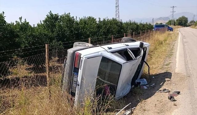 Adana'da 3 kişinin yaralandığı kaza güvenlik kamerasında