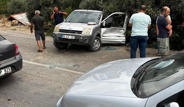Adana'da panelvanın çarptığı hafif ticari araçtaki 2 kişi yaralandı