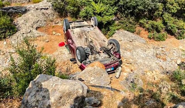 Adana'da şarampole yuvarlanan otomobildeki 2 kişi yaralandı