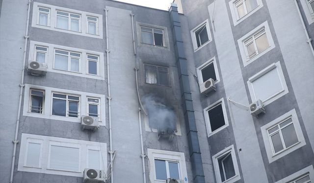 Antalya'da apartman dairesinde çıkan yangında 5 kişi dumandan etkilendi