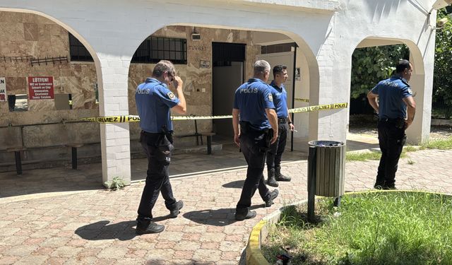 Antalya'da bir kişi cami tuvaletinde ölü bulundu