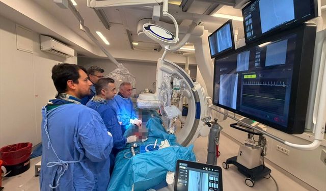 Antalya'da böbrek yetmezliği olan hastanın tıkalı damarları 'karbondioksit anjiyografisi' ile açıldı