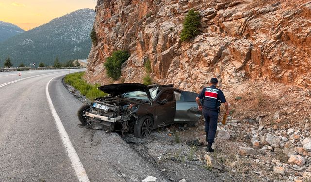 Antalya'da otomobilin kontrolden çıkması sonucu 1 kişi öldü, 2 kişi yaralandı