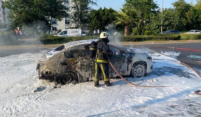 Antalya'da seyir halindeki otomobilde çıkan yangında 4 kişi yaralandı