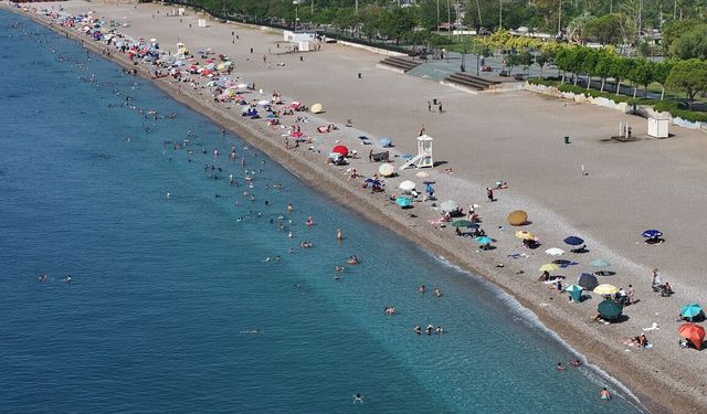 Antalya'da sıcak hava nedeniyle sahillerde yoğunluk yaşandı