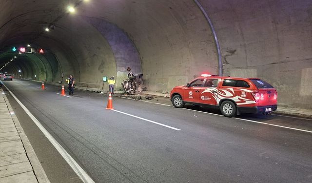 Antalya'da tünelde duvara çarpan hafif ticari araçtaki çift hayatını kaybetti