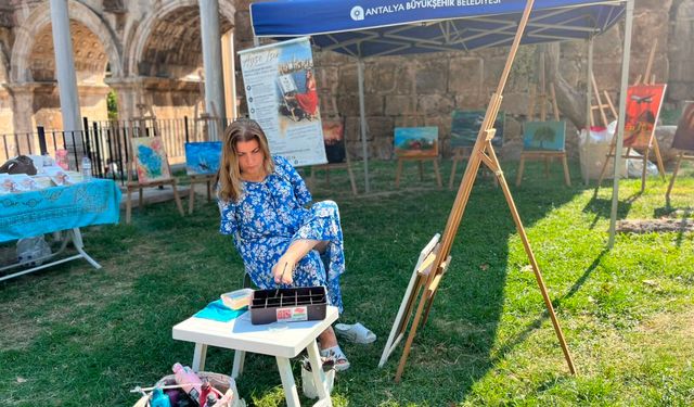 Ayaklarıyla resmettiği eserleri Hadrianus Kapısı'nda sergiledi
