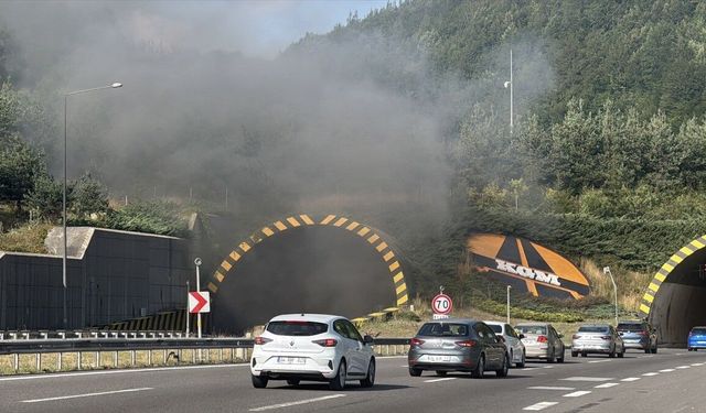 Bolu Dağı Tüneli'nde araç yangını nedeniyle Ankara istikametinde ulaşım sağlanamıyor