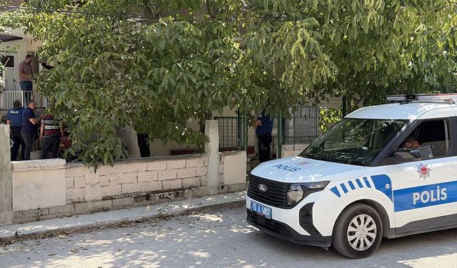 Burdur'da komşular arasında çıkan kavgada baba ve oğul bıçakla yaralandı