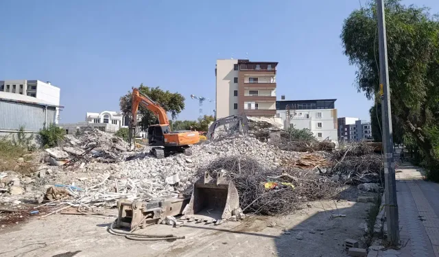 Defne’de Yıkılan Binanın Enkazı Yerinde Ayrıştırılıyor: Vatandaş Şikayetçi!