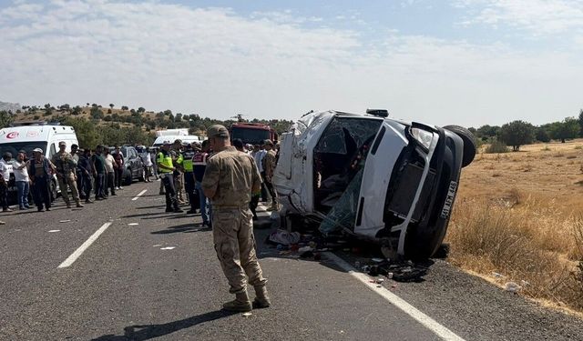 Diyarbakır'da devrilen minibüsteki 2 kişi öldü, 12 kişi yaralandı