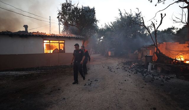 GÜNCELLEME - Antalya'da meyve bahçesinden evlere sıçrayan yangın kontrol altına alındı