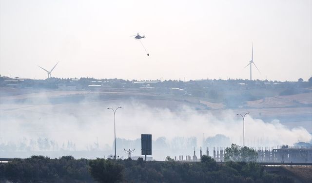 GÜNCELLEME - Silivri'de otluk ve ağaçlık alanda çıkan yangına karadan ve havadan müdahale ediliyor