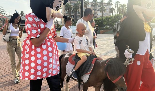 Hatay'da kanseri yenen 7 yaşındaki Ege için gökyüzüne 300 balon bırakıldı