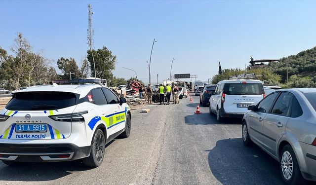 Hatay'da otomobile çarpıp devrilen tırın sürücüsü ağır yaralandı