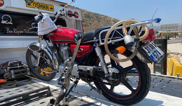 Hatay'da tırın çarptığı motosikletteki 3 kişi yaralandı