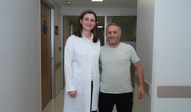 İki kez felç geçiren hasta rehabilitasyonla yeniden yürüdü