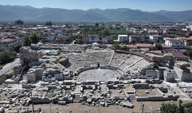 İznik Roma Tiyatrosu'ndaki nekropolde bulunan iskeletlerde veba bulgusuna rastlandı