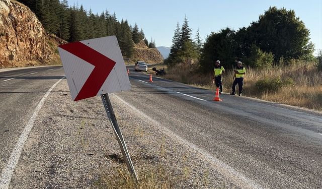 Kahramanmaraş'ta yön tabelasına çarpan motosiklet sürücüsü ağır yaralandı