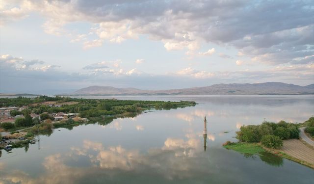 Karakaya Baraj Gölü'nde su altında kalan 'yalnız minare' dronla görüntülendi