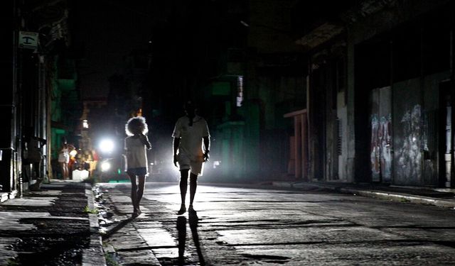 Küba genelinde Ulusal Elektrik Sistemi'nin devre dışı kalmasıyla elektrik kesintisi yaşandı