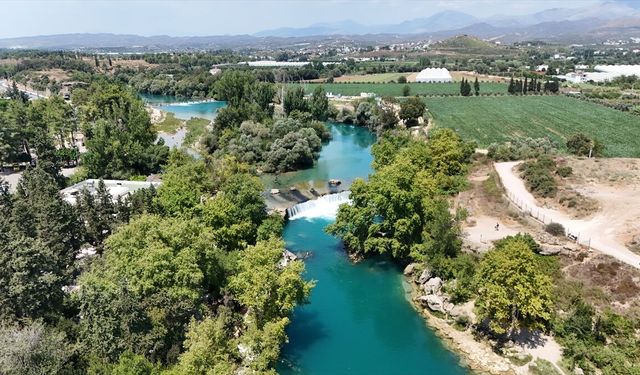 Manavgat Şelalesi serinlemek isteyen yerli ve yabancı turistleri ağırlıyor