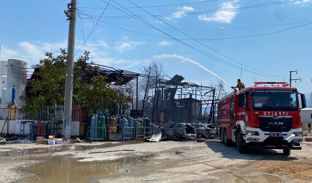 Manisa'da oksijen dolum tesisinde çıkan yangında 2 kişi hayatını kaybetti, 2 kişi yaralandı