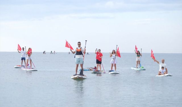 Mersin'de kürek sörfü tutkunları Büyük Zafer'in yıl dönümünde denizde bayrak açtı
