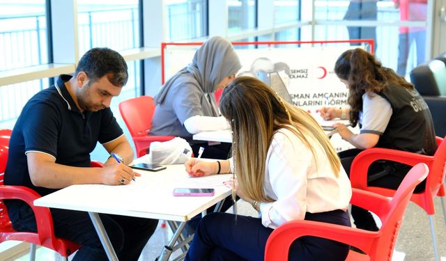 Mersin'de sağlık çalışanları kan bağışı yaptı