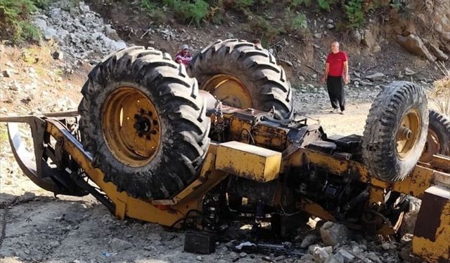 Osmaniye'de devrilen iş makinesinin operatörü yaralandı