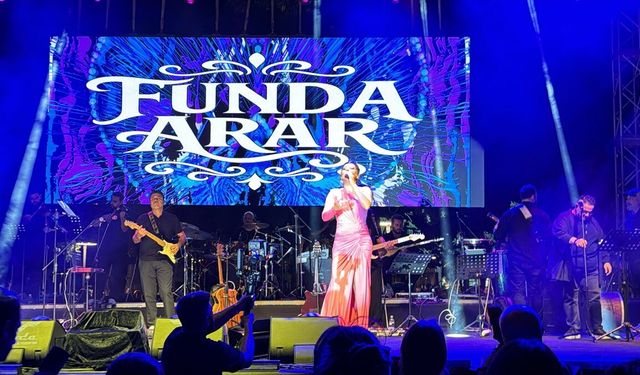 Şarkıcı Funda Arar, Isparta'da konser verdi