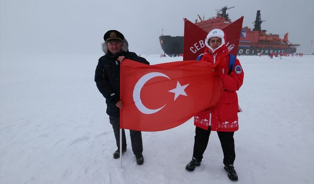Uluslararası keşif gezisine katılan Türk genç, Kuzey Kutbu'nda Türk bayrağını dalgalandırdı