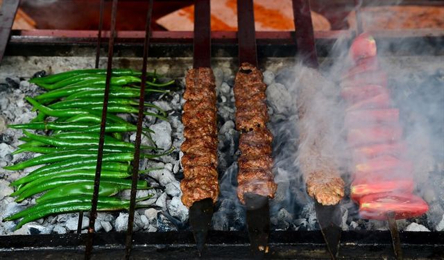 Adana'nın lezzetleri Antalya'da vatandaşlara ve turistlere tanıtıldı