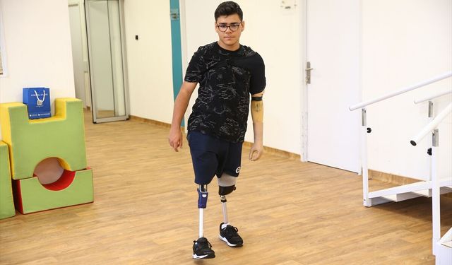 Ailesini kaybettiği depremden sonra protezle ayağa kalkan Taha'nın hayali eczacı olmak
