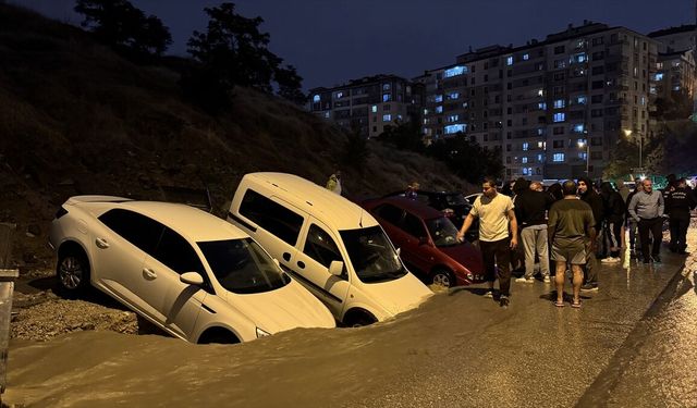 Ankara'da sel nedeniyle çöken yolda çok sayıda araç hasar gördü